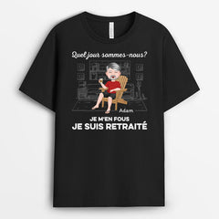 QUEL JOUR SOMMES-NOUS JE M'EN FOUS VERSION SOMBRE - CADEAU PERSONNALISÉ | T-SHIRT POUR RETRAITE