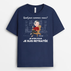 QUEL JOUR SOMMES-NOUS JE M'EN FOUS VERSION SOMBRE - CADEAU PERSONNALISÉ | T-SHIRT POUR RETRAITE