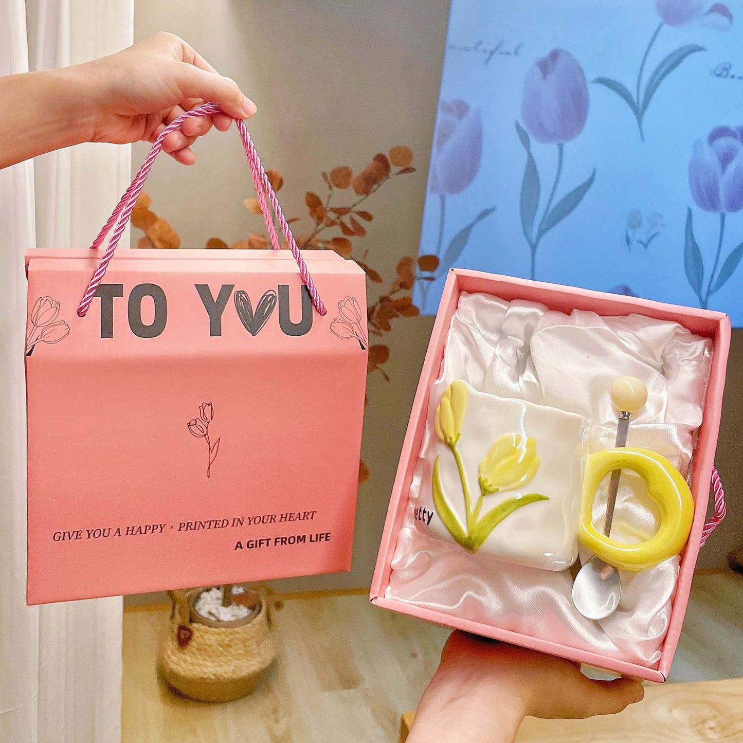 Mug en Céramique avec Motif de Tulipe en Relief – Cadeau Élégant pour Filles, Amis et Parents