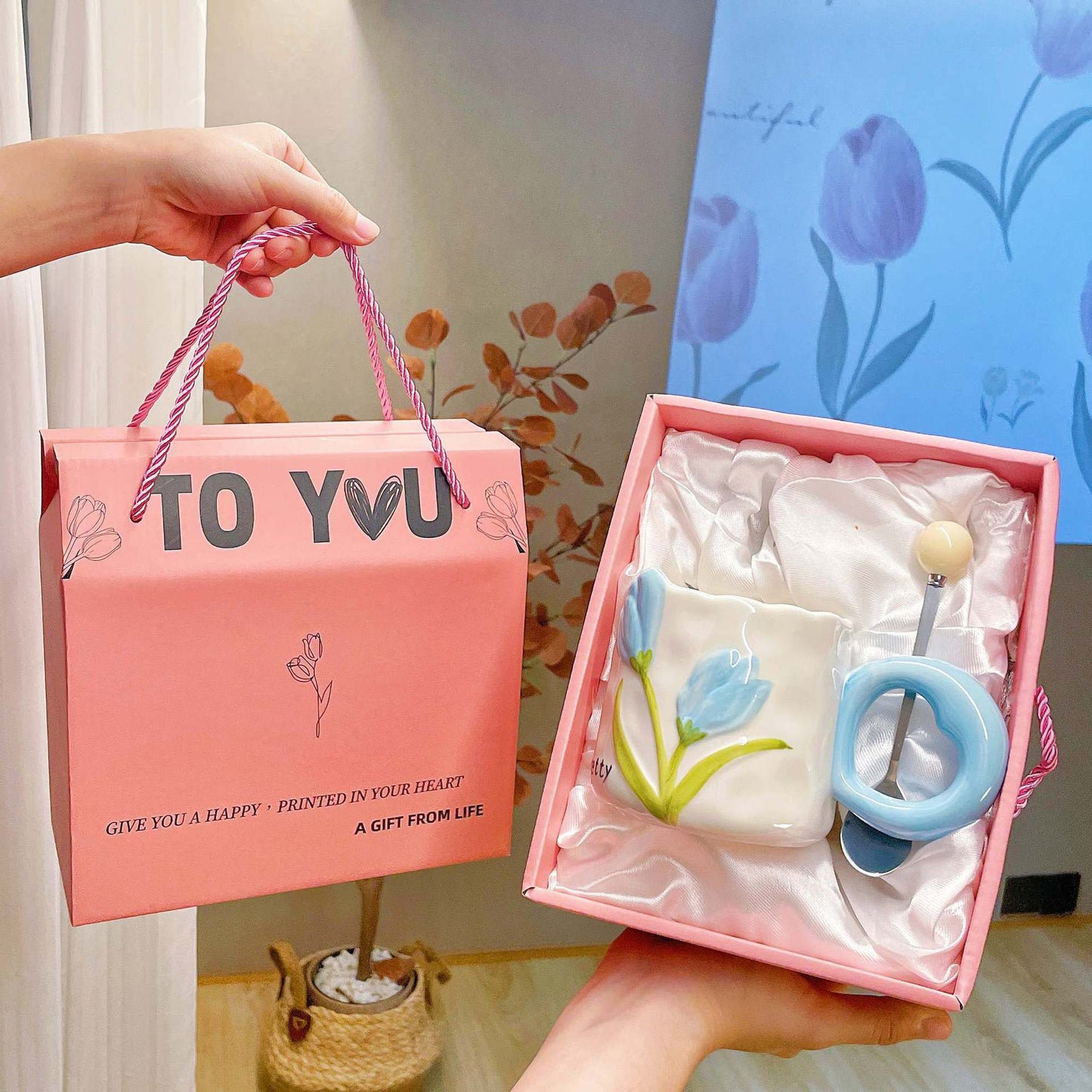 Mug en Céramique avec Motif de Tulipe en Relief – Cadeau Élégant pour Filles, Amis et Parents